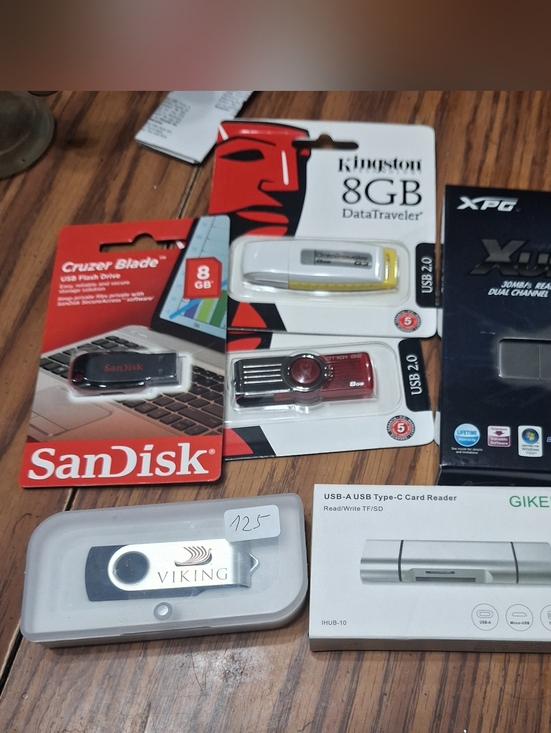 Card Reader And Assorted Flash Drives - Picture 2 of 6